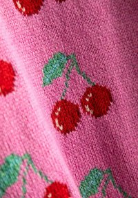 Tessuto lavorato a maglia di colore rosa con un motivo di ciliegie. Presenta ciliegie rosse con dettagli bianchi e foglie verdi, finitura testurizzata e colori vivaci.
