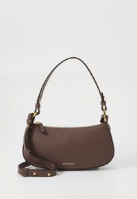 Brun läderhandväska med texturerad yta, dragkedjestängning, justerbar rem och guldfärgade detaljer. Varumärkeslogotypen är synlig på framsidan.