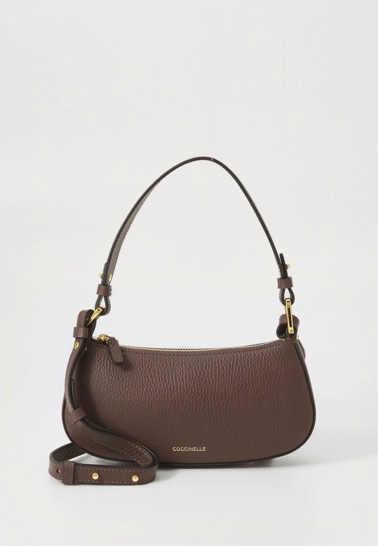 Sac à main en cuir marron avec une finition texturée, fermeture éclair, bandoulière réglable et accents de quincaillerie dorée. Logo de la marque affiché à l'avant.