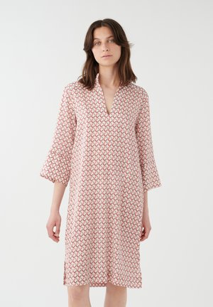 Abito stampato in leggero tessuto di cotone, con scollo a V, maniche a campana tre quarti e un design geometrico rosa e rosso.