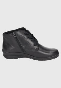 Botas de tobillo de cuero negro con un diseño de cordones en la parte delantera, cremallera lateral, forro acolchado y suela de goma flexible.