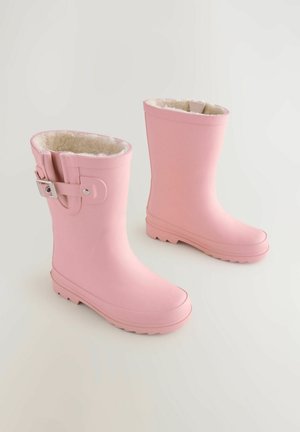Rosa Gummistiefel mit strukturierten Oberflächen, Futter aus Kunstfell und seitlichem Schnallen-Detail. Abgerundete Zehen und griffige Sohle.