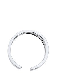 Sølvmetal cuff armbånd med en glat, poleret overflade. Åbne ender, cirkulær form og minimalistisk design. Ingen mønstre eller udsmykninger.