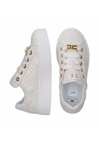 Sneaker bianchi trapuntati con finitura testurizzata, suola piatta, dettagli in metallo dorato e design tradizionale con lacci.