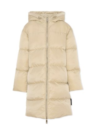 Manteau doudoune beige avec une capuche, présentant une fermeture éclair à l'avant, un design matelassé et une coupe mi-longue. Texture lisse et brillante sans motifs visibles.