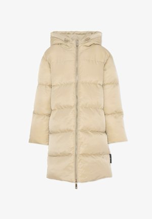 Beżowa kurtka puchowa z kapturem, z zamkiem błyskawicznym z przodu, pikowany wzór i średniej długości krój. Gładka, błyszcząca tekstura bez widocznych wzorów.