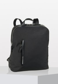 Zaino in nylon nero di forma quadrata, dotato di due manici e una tasca frontale con zip. Texture liscia con dettagli in metallo argentato.