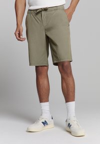 Khaki shorts van lichtgewicht stof, met een elastische tailleband met trekkoord, zijzakken en een ontspannen pasvorm.