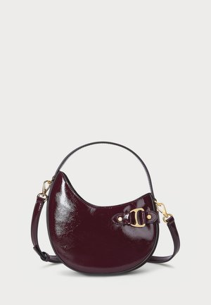 Bolso de charol burdeos con forma curva, acentos de hardware dorado y una correa corta. Detalle decorativo de hebilla en el costado.