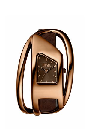 Rechthoekige bruine horloge met een bronzen metalen kast, bruine leren band en een minimalistische wijzerplaat met uurmarkeringen en het merk "DIESEL."