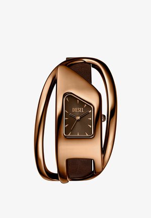 Rechteckige braune Uhr mit einem Gehäuse aus bronze Metall, braunem Lederarmband und minimalistischem Zifferblatt mit Stundenmarkierungen sowie der Marke "DIESEL."