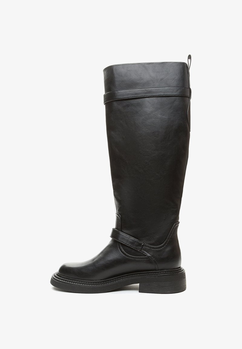 Crne kožne čizme do koljena s okruglim vrhom, dekorativnim remenom s kopčom, teksturiranim potplatom i glatkom završnom obradom na gornjem dijelu.