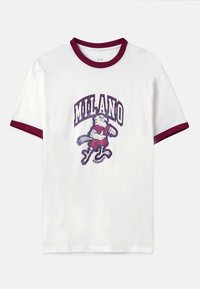 Hvid bomulds t-shirt med maroon ribbet krave og ærmer. Har et grafisk design af en karakter, der holder et bat, og teksten "MILANO".