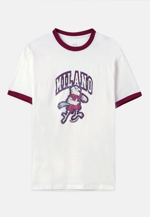 Tricou alb din bumbac cu guler și mâneci ribate maronii. Prezintă un design grafic cu un personaj care ține un bici și textul "MILANO".