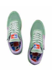 Groene sneakers met paarse accenten, textielstof, witte veters en geprinte binnenzolen met een patroon. Logo op de tong.