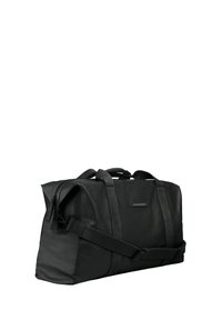 Sac de sport noir en matériau synthétique, de forme rectangulaire, avec des poignées doubles, une bandoulière ajustable et un minimum de détails de marque.