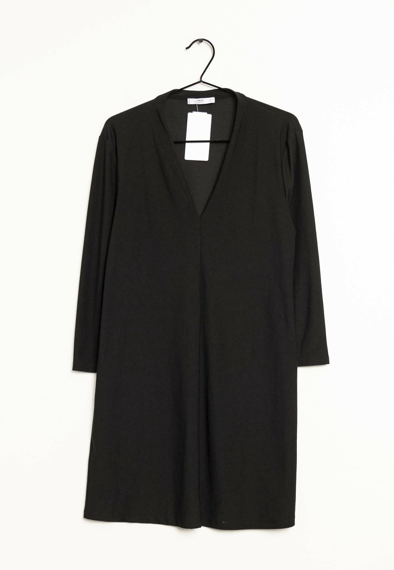 Robe noire à manches longues avec un décolleté en V, fabriquée en tissu de poids moyen. Présente une étiquette fixée au cou, suspendue à un crochet noir.