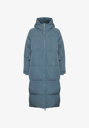 Lunga giacca puffer turchese con cappuccio, dotata di una zip frontale completa, maniche raglan e sezioni orizzontali trapuntate per l'isolamento.