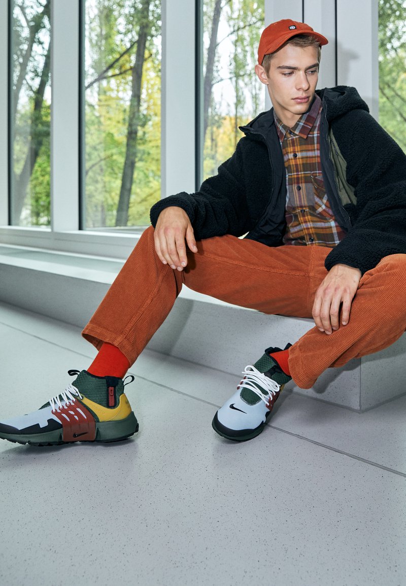 Nike Sportswear AIR PRESTO MID UTILITY - Sapatilhas de cano alto - carbon green/black/ghost/pollen/redstone