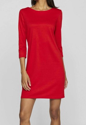 Robe rouge, longueur genou, avec des manches trois-quarts, un col rond et une texture lisse. Design simple sans motifs ni embellissements.