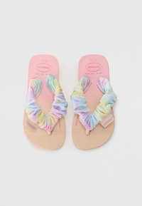 Chinelas Havaianas com solas de borracha rosa, apresentando tiras de tecido multicoloridas em um design franzido com gradações em tons pastel.
