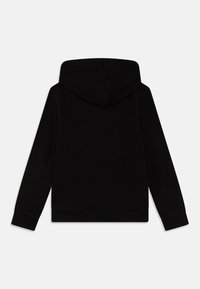 Svart hoodie med en rymlig huva, långa ärmar och ribbad kant. Tillverkad av mjukt material med en slät yta.