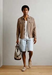 Cămașă călduță cu butoni, cu două buzunare pe piept, tricou alb, pantaloni scurți din denim deschis, mocasini bej și o geantă gri cu accente maronii.