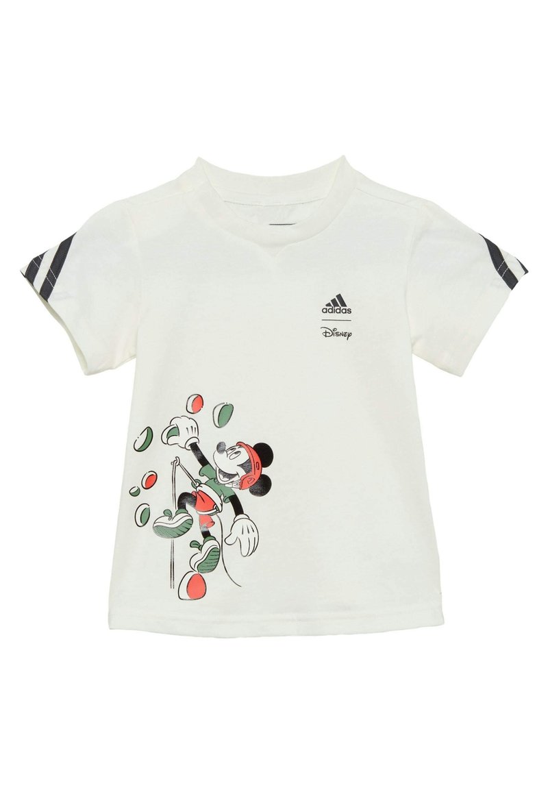 T-shirt bianco a maniche corte con grafica di Topolino che arrampica. Include strisce nere sulle maniche e i loghi di Adidas e Disney.