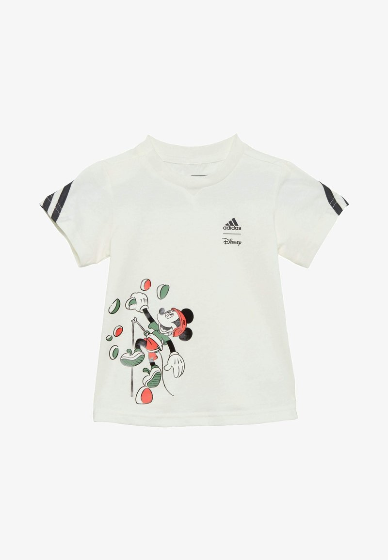 T-shirt bianco a maniche corte con grafica di Topolino che arrampica. Include strisce nere sulle maniche e i loghi di Adidas e Disney.