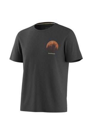 Ciemnoszary t-shirt z krótkim rękawem z grafiką niedźwiedzia na tle pomarańczowego księżyca i drzew, pod grafiką napis "Smartwool".