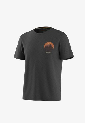 Ciemnoszary t-shirt z krótkim rękawem z grafiką niedźwiedzia na tle pomarańczowego księżyca i drzew, pod grafiką napis "Smartwool".