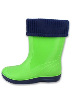 Botte de pluie en caoutchouc verte avec un revers en maille côtelée bleu marine. Surface lisse et brillante, bout arrondi et semelle texturée pour une meilleure adhérence.