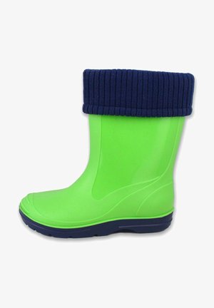 Botte de pluie en caoutchouc verte avec un revers en maille côtelée bleu marine. Surface lisse et brillante, bout arrondi et semelle texturée pour une meilleure adhérence.