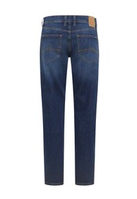 Jeans dritti blu scuro mostrati dal retro, con due tasche posteriori inclinate rifinite con cuciture arancioni e una toppa in pelle marrone del marchio.