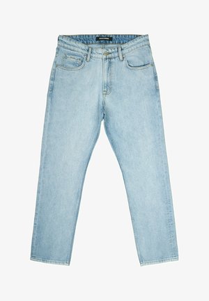 Jeans din denim albastru deschis cu un croi drept, design standard cu cinci buzunare, cusături vizibile și închidere cu un buton metalic la talie.