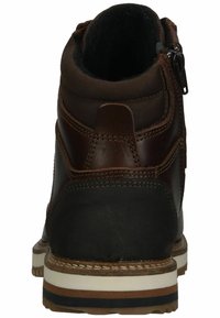 Bota al tobillo de cuero marrón y textil con cierre de cremallera, cuello acolchado, superficie texturizada y suela acolchada con una franja blanca.