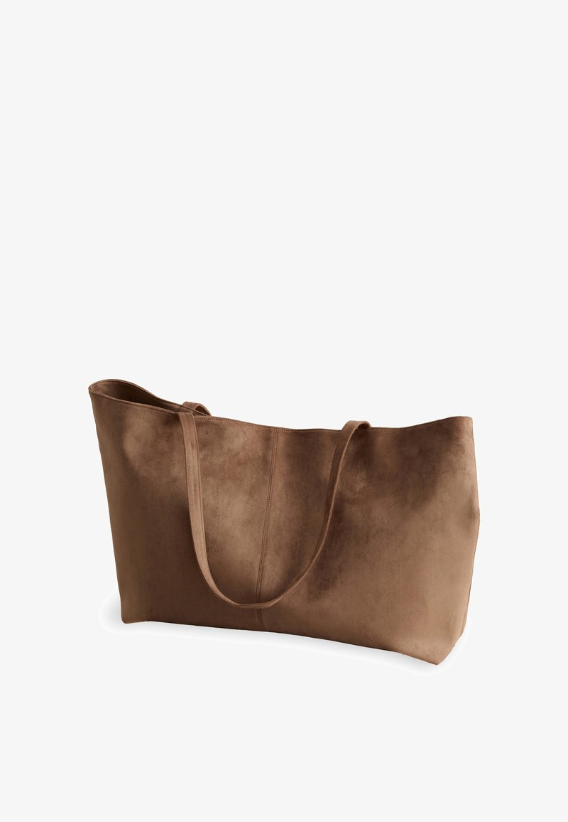 Grand sac fourre-tout en suède marron avec deux bretelles, une couture simple au centre et une large ouverture sur le dessus.