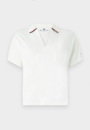 Hvit polo skjorte med V-hals og korte ermer. Merkbare detaljer inkluderer en rød og blå stripete krage og en merkevarelogo på ermet.