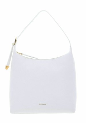 Sac à bandoulière en cuir blanc avec une texture lisse, doté d'une forme courbée, d'une fermeture éclair dorée et d'un logo embossé en bas.