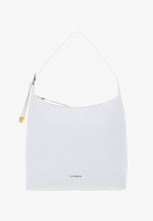 Sac à bandoulière en cuir blanc avec une texture lisse, doté d'une forme courbée, d'une fermeture éclair dorée et d'un logo embossé en bas.