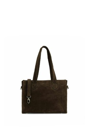 Donkerbruine suède shopper met gevlochten handvatten en een afneembare schouderriem tegen een witte achtergrond.