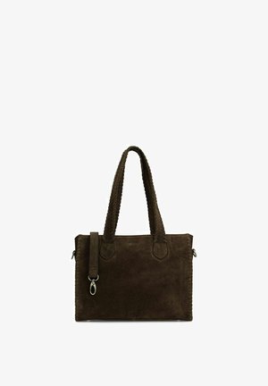 Donkerbruine suède shopper met gevlochten handvatten en een afneembare schouderriem tegen een witte achtergrond.