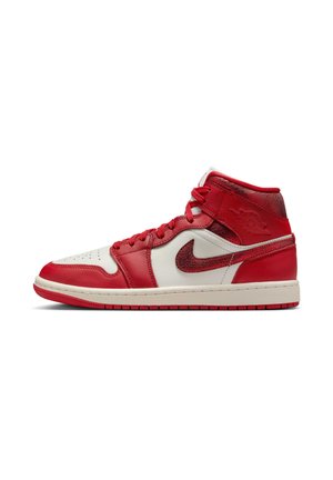 Hoge Nike sneakers met een rode leren en witte synthetische bovenkant, textuuraccenten, geperforeerde neus en rubberen buitenzool.