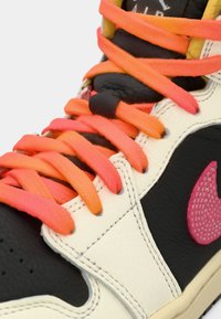 Αθλητικά παπούτσια υψηλής κορυφής με μαύρη δερμάτινη μύτη, κρεμ δερμάτινα πάνελ και ζωντανό ροζ και πορτοκαλί κορδόνι. Παρούσα λεπτομέρεια με ανάγλυφο λογότυπο swoosh.