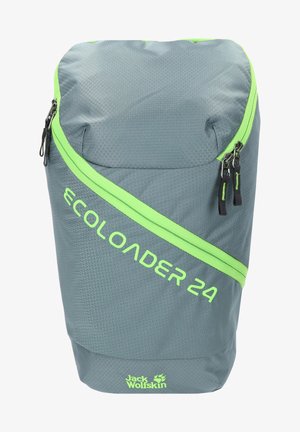 Zaino grigio con una texture geometrica, accentuato da una brillante tracolla diagonale verde. Presenta cerniere e branding nella parte inferiore.