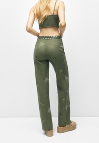 PULL&BEAR Pantalon classique - green