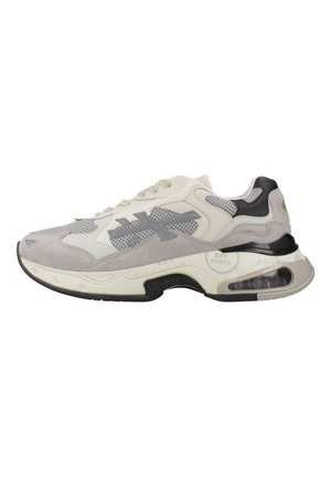 Grauer und weißer Sportschuh mit Mesh- und Wildlederpaneelen, Schnürverschluss und sichtbarem Luftpolster in der dicken Sohle.