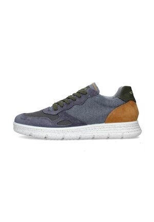 Le sneakers presentano una tomaia in mesh grigio-blu con dettagli in suede marrone, lacci verdi e una suola bianca maculata, offrendo un design moderno.