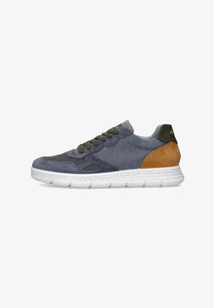 Le sneakers presentano una tomaia in mesh grigio-blu con dettagli in suede marrone, lacci verdi e una suola bianca maculata, offrendo un design moderno.