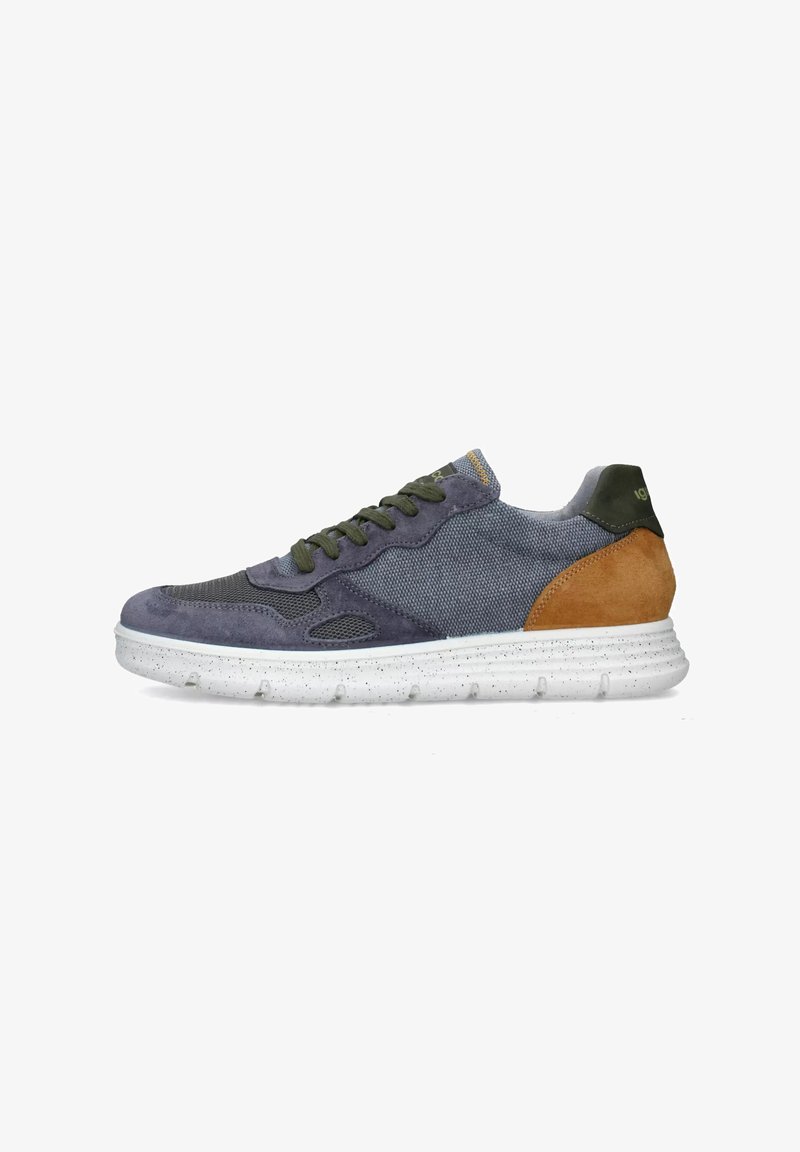 Le sneakers presentano una tomaia in mesh grigio-blu con dettagli in suede marrone, lacci verdi e una suola bianca maculata, offrendo un design moderno.